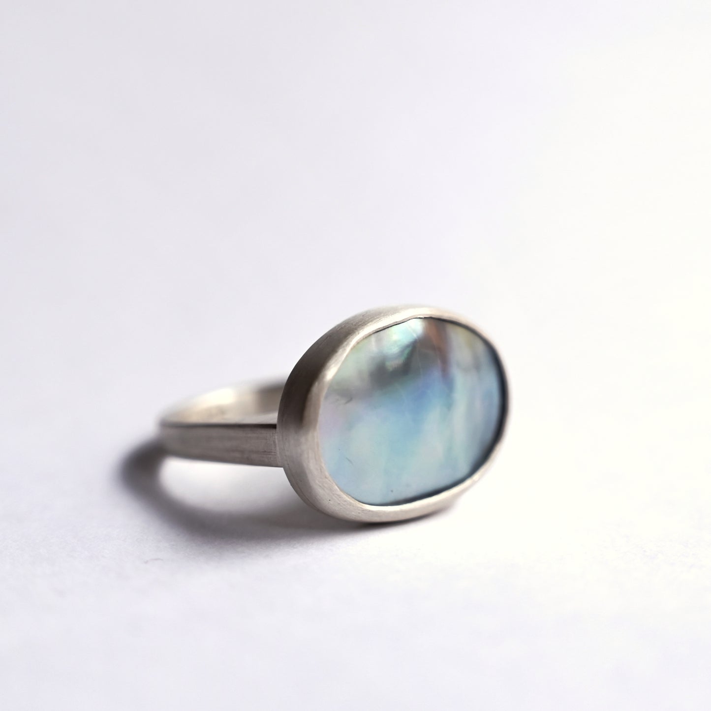 Front view of component ring in silver with mabe pearl 1 on white background